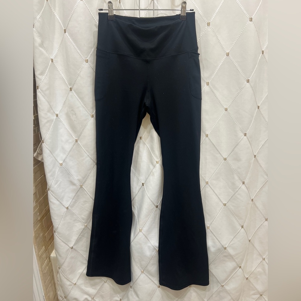 Under Armour Black Flared Yoga Pants with pockets